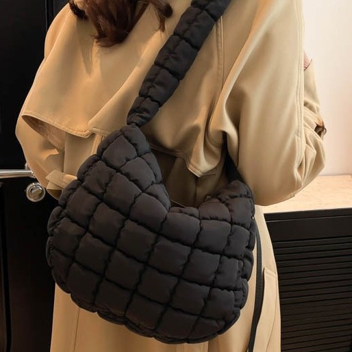 2024 New pleated cloud bag, large adjustable shoulder strap, single-shoulder bag, large-capacity bubble tote crossbody women's bag Application Scenario