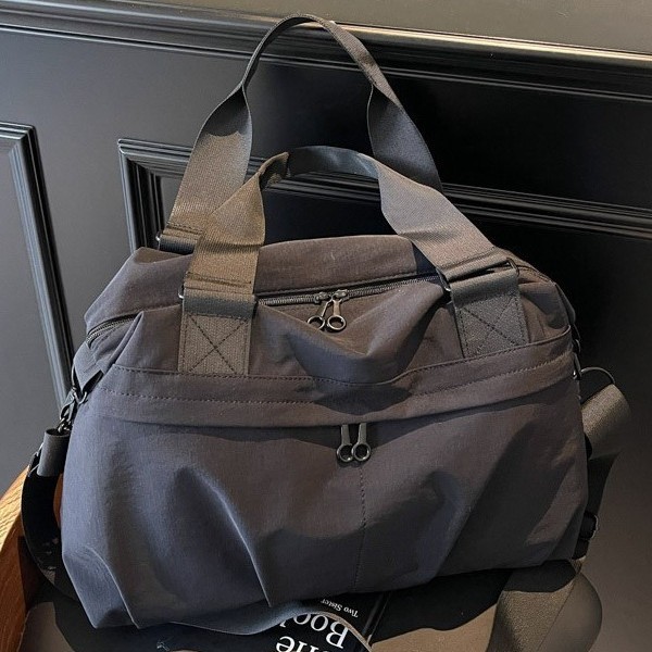 A new large-capacity casual sports handbag for women, a trendy and fashionable tote bag for business trips, and a lightweight single-shoulder crossbody bag Application Scenario