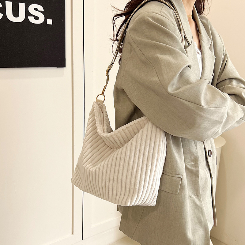 A new high-capacity underarm bag for women, a corduroy tote bag for 2024 autumn and winter, a versatile and casual single bag for commuting Specification drawing