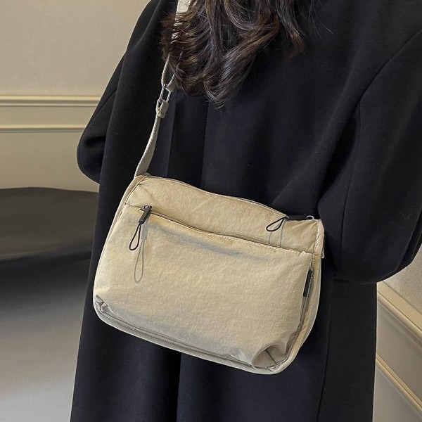The new versatile casual single-shoulder crossbody bag features a large capacity design, a niche and stylish small square bag, and is a lightweight outdoor bag Application Scenario