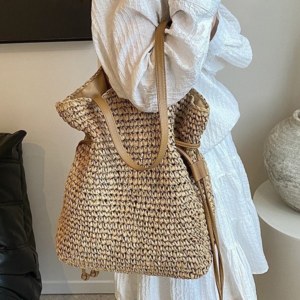 Straw woven bags, French niche design bags, summer ins beach bags, versatile woven commuter bags, single-shoulder tote bags Application Scenario