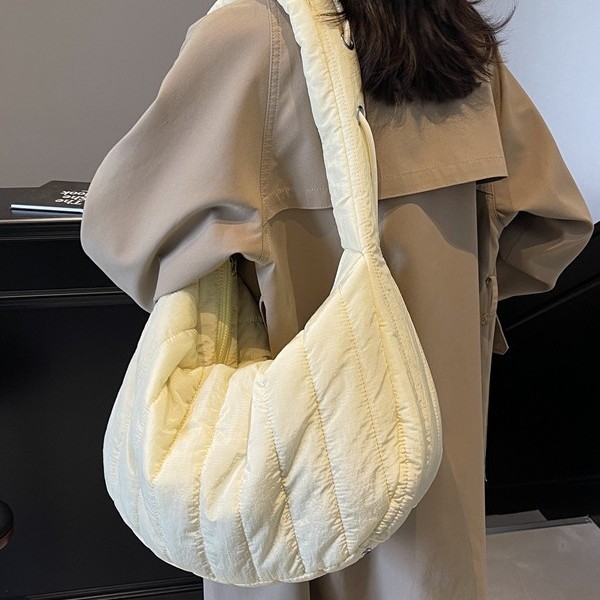 New Korean casual bag, simple cloud bag, new nylon fabric, large-capacity pleated single-shoulder crossbody bubble bag Application Scenario