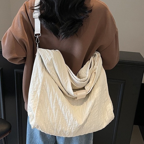 2025 New style simple and artistic single-shoulder fabric bag for girls, sports commuting tote bag, large-capacity underarm bag for women full figure