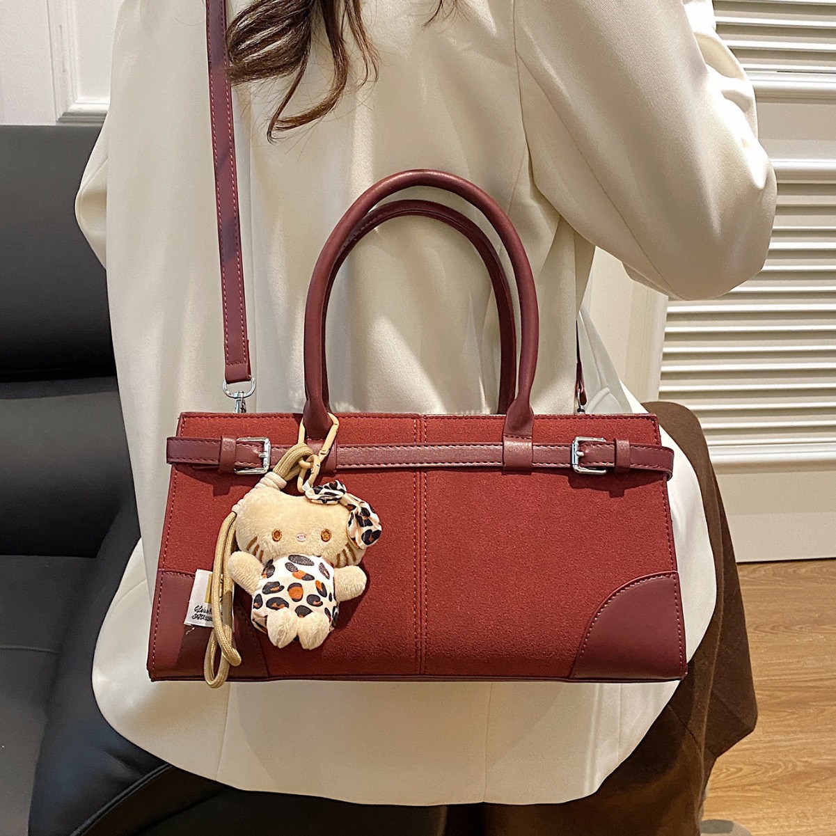 A new niche handbag with a retro design for autumn and winter, a versatile and fashionable 2024 high-end quality single-shoulder bag details Picture