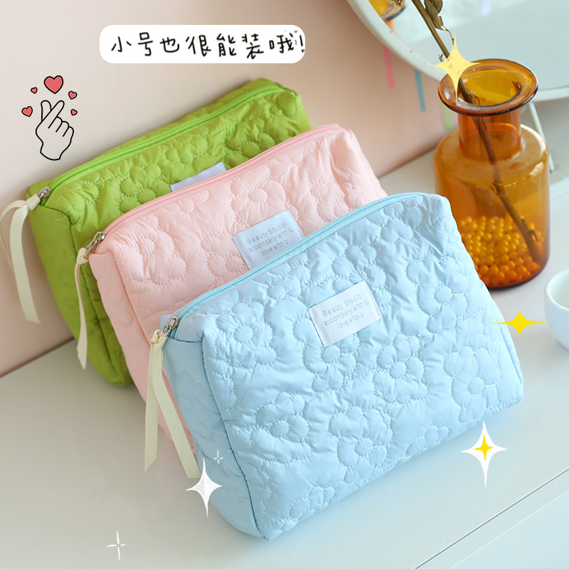 Flower ultra-light makeup bag, large-capacity portable hand-held storage bag, girl travel lipstick, cosmetics and toiletries bag Application Scenario