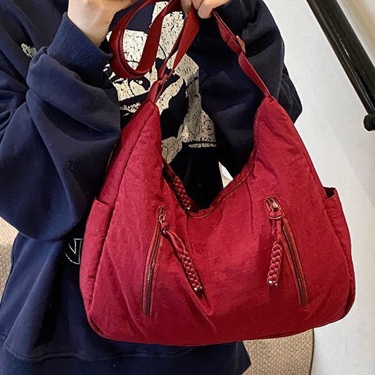 A fashionable and casual large-capacity bag for women, a new autumn/winter 2024 collection of fabric bags, a versatile and trendy crossbody bag for students' classes Application Scenario