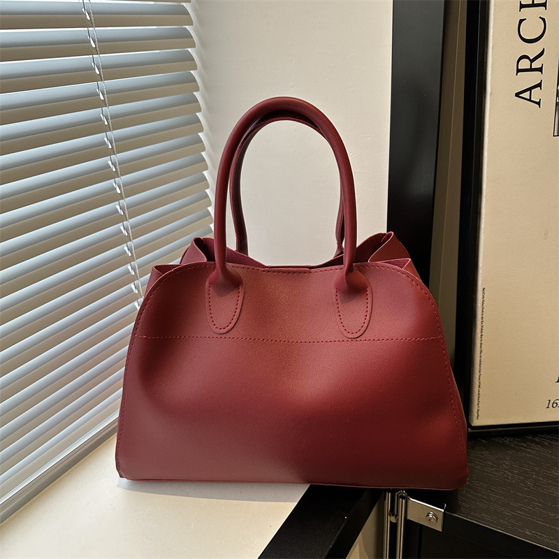 A new, stylish and casual tote bag for women in 2025, featuring a retro and popular style from Europe and America. It's a versatile single-shoulder bag full figure