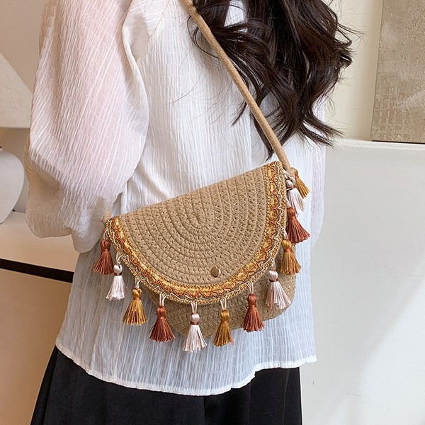 Spring 2025 new straw woven bag, tassel clutch bag, resort-style woven saddle bag, single-shoulder crossbody women's bag full figure