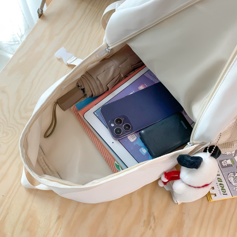 A fresh and trendy backpack for girls, a simple and solid-colored large-capacity outdoor casual backpack for junior and senior high school students Application Scenario