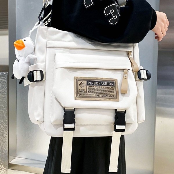 2024 New retro versatile casual crossbody bag, trendy Japanese-style workwear messenger bag, large-capacity student class bag Application Scenario