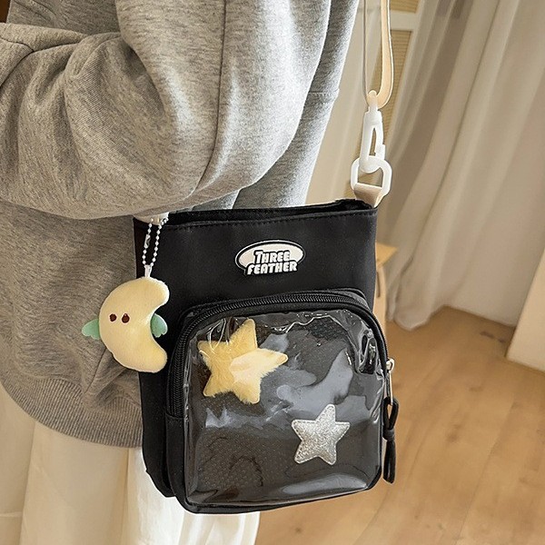 Japanese cute girl students carry girl bags, transparent pain bags for girls, crossbody single-shoulder bags, and mostly cartoon crossbody bags Application Scenario