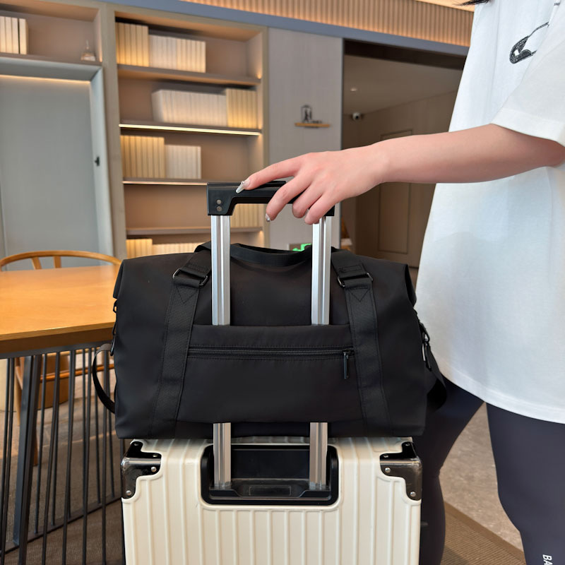 A new large-capacity, simple hand-held travel bag with a handle, a dry-wet separated sports and fitness bag, and a portable single-shoulder bag Application Scenario
