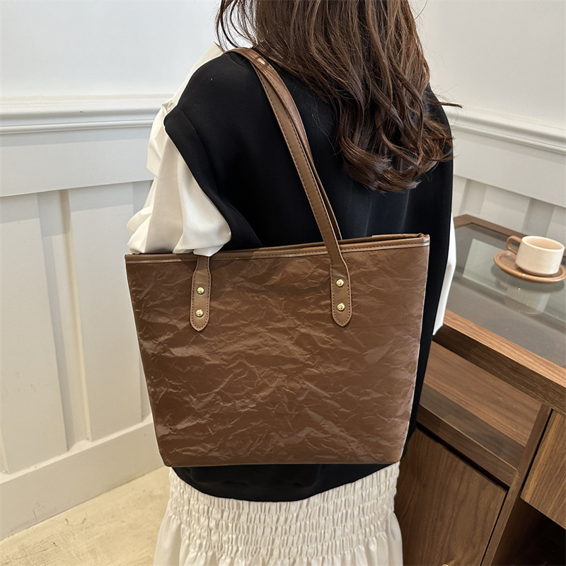 High-capacity single-shoulder bag 2024, a high-end autumn versatile tote bag for college students commuting, attending classes and going out on Instagram details Picture