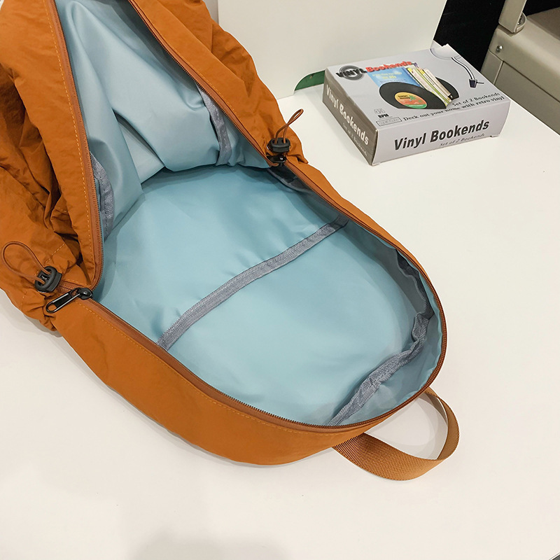 Japanese-style lightweight, pleated, large-capacity travel backpack for men, simple and versatile backpack for commuting, college student schoolbag for women Application Scenario