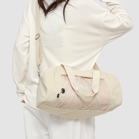 Trendy handbags for the 2024 autumn/winter season, featuring large capacity, high aesthetic standards, fitness bags, sports bags, hand-held outdoor travel bags Specification drawing