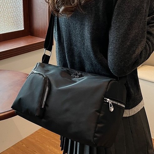 This single-shoulder bag features a durable and casual design, a waterproof shoulder bag, a short-distance internet-famous portable Korean-style casual and trendy tote bag Application Scenario