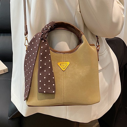 The retro-textured small handbag for women's 2024 autumn and winter is a super popular and versatile commuter quality crossbody bag details Picture