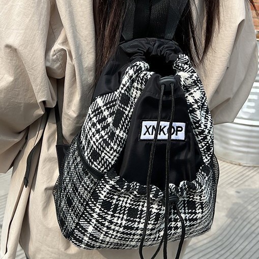 Fashionable checkered small backpack for women, color-blocking drawstring backpack, versatile travel bag for autumn and winter, casual and trendy color-blocking backpack Application Scenario