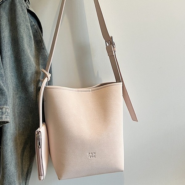 Cross-border 2025 Spring/Summer solid color large-capacity women's new fashionable and versatile commuting Korean retro tote bag Application Scenario