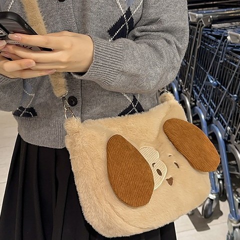 For the 2024 autumn and winter season, there are popular fluffy bags for women, cute tote bags for small dogs, and single-shoulder furry crossbody bags Application Scenario