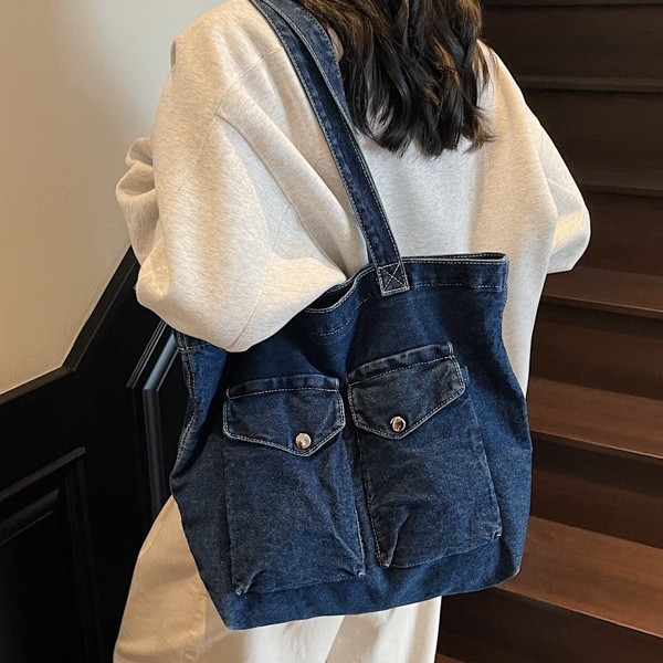 Large-capacity denim canvas bag for women, 2025 new style student schoolbag, travel handbag, commuting single-shoulder bag Application Scenario