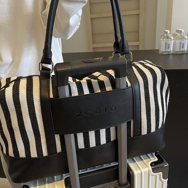Large-capacity canvas commuting tote bag for women, high-end fitness bag, fashionable short-distance travel hand-held bag Application Scenario