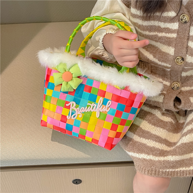 Woven basket handbag, straw woven checkered, fluffy children and girls pose, vegetable basket, snack bag, hand-held bag Application Scenario
