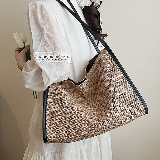 The new 2025 Korean-style casual high-end straw woven large-capacity tote bag for women is a versatile and high-quality single-shoulder bag for the summer trend season Application Scenario