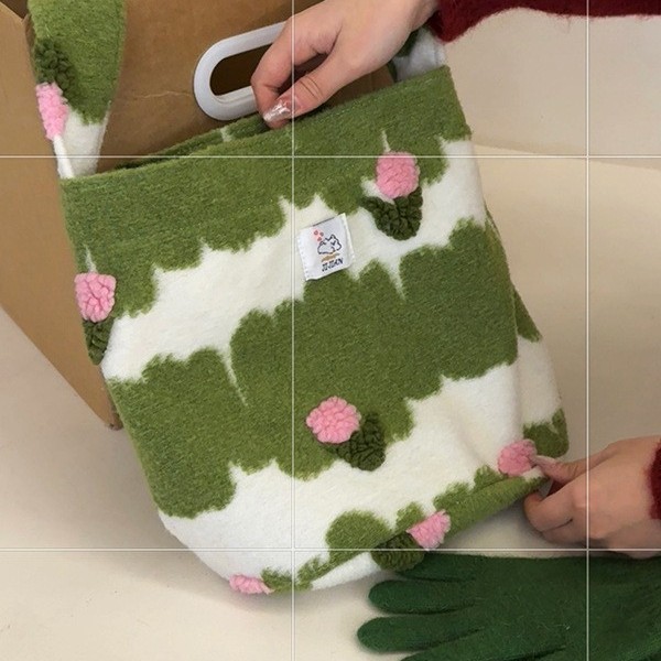 2024 Autumn/Winter new large-capacity plush bag, trendy women's casual and versatile crossbody bag, teenage flower single-shoulder bag full figure