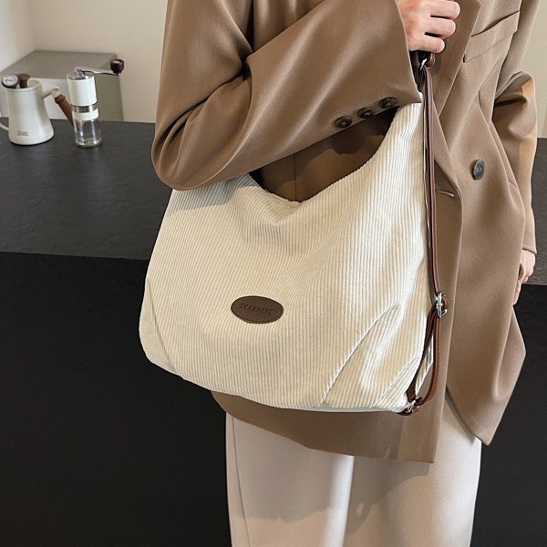 A large-capacity corduroy bag for women, a new 2024 trendy and versatile crossbody bag, a tote bag that students often use for commuting to school Application Scenario