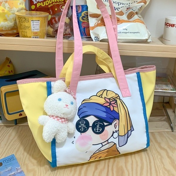 A versatile cartoon new cute large-capacity class handbag, student shoulder bag, printed graffiti, fresh tote bag Application Scenario