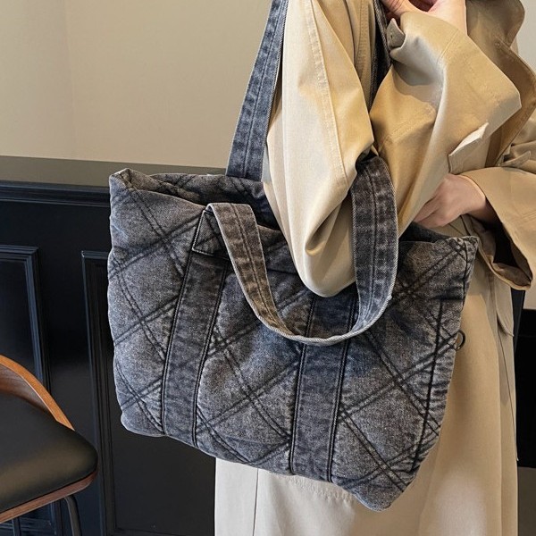 The new denim tote bag for autumn and winter is in an ins style, fashionable and versatile. It features a diamond-patterned design and is a hand-held underarm bag for women details Picture
