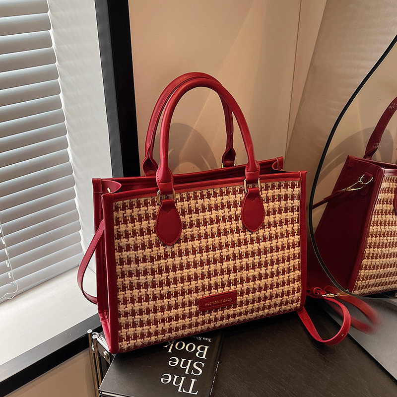 The red checkered bag for women's wedding in 2024 is a new crossbody handbag with a high-end feel and a large capacity Specification drawing