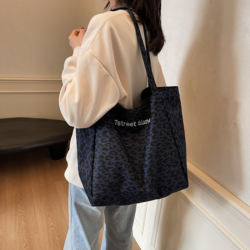Large-capacity leopard print single-shoulder underarm canvas bag for women, 2024 new style, laid-back and casual tote bag details Picture