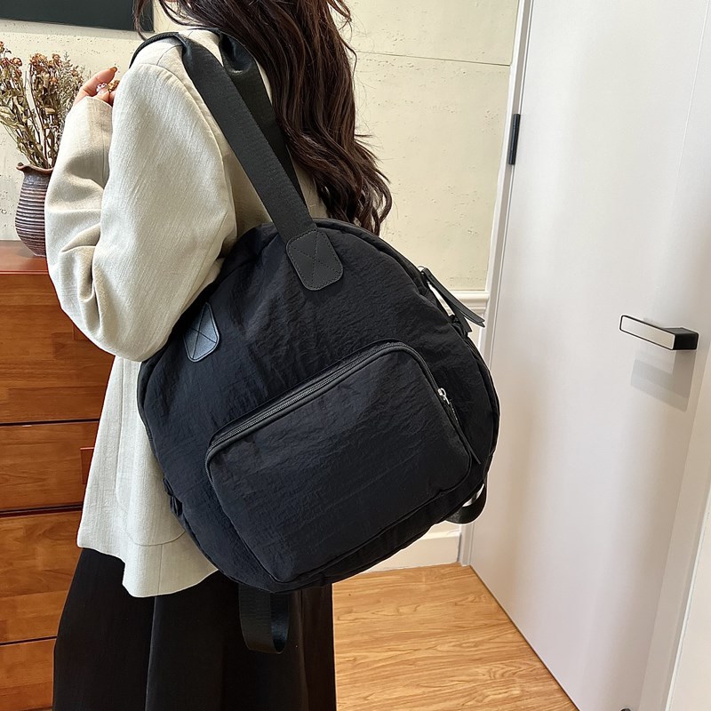 A new trendy and casual water-splashing single-shoulder commuter bag with large capacity, fashionable women's travel lightweight bag and anti-wear backpack Specification drawing