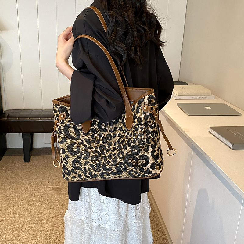 High-end leopard print large-capacity tote bag, new 2024 trendy and versatile commuter bag, single-shoulder bag for women Application Scenario
