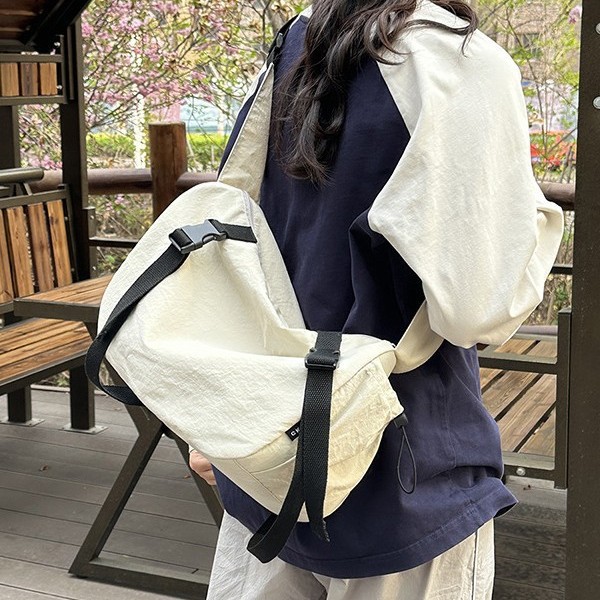 Large-capacity crossbody bag, women's color-blocking, laid-back style, artistic, simple and versatile fabric bag, college students' casual single-shoulder bag for class details Picture
