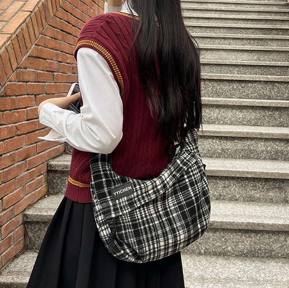 Autumn and winter checkered woolen dumpling bag, Japanese-style Instagram, simple and retro, Korean-style crossbody bag, casual girls' single-shoulder bag full figure