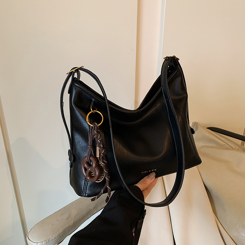 The 2024 new retro and versatile tote bag with a Korean-style, high-end and simple women's bag Application Scenario
