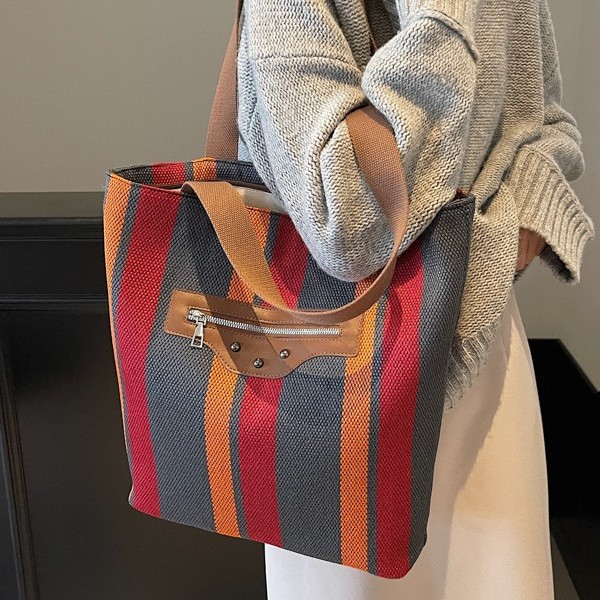 New autumn and winter fashion striped commuting large-capacity, lightweight, casual and laid-back style single-shoulder bag, school-style bag Application Scenario