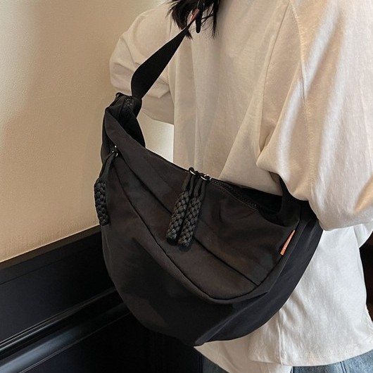 A solid-color crossbody bag for high school girls, a new single-shoulder casual large-capacity dumpling class bag that catches the eye details Picture