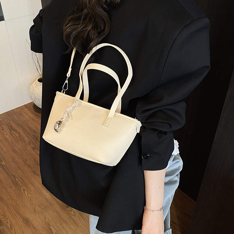 Casual and simple hand-held bucket bag for women, a new summer 2025 fashion, versatile, trendy and niche design, single-shoulder crossbody bag Application Scenario