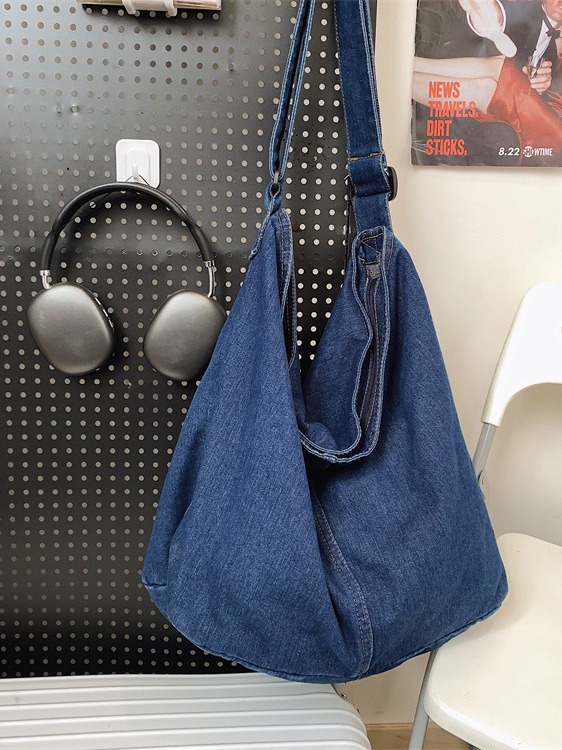 2024 New Japanese street fashion large-capacity crossbody bag for men and women, ins Harajuku retro denim single-shoulder bag Item Picture