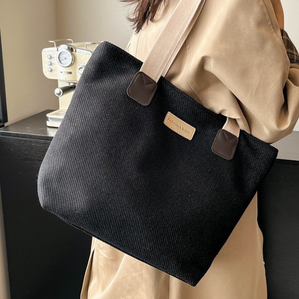 The new autumn and winter tote bag is a versatile, fashionable and casual handbag with a large capacity and a laid-back style for women full figure
