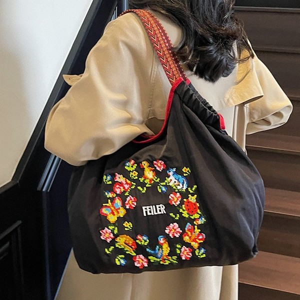 Japanese-style garland lightweight fabric bag, nylon embroidered eco-friendly shopping bag, single-shoulder bag, crossbody commuter tote bag for women Application Scenario