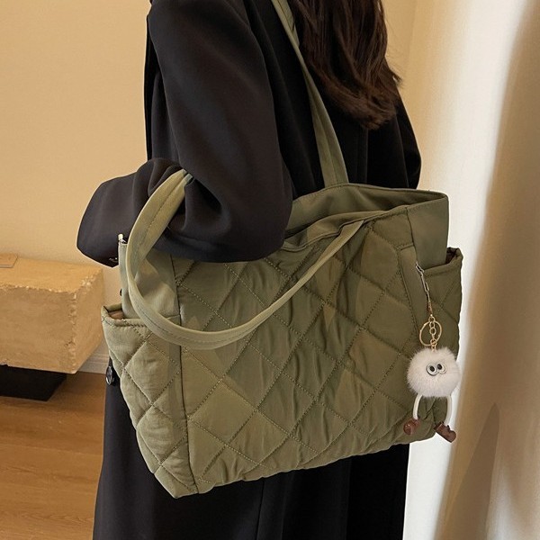 2025 New large-capacity bags, women's diamond-shaped canvas bags, niche and versatile commuter tote bags, single-shoulder bags, cross-border Application Scenario