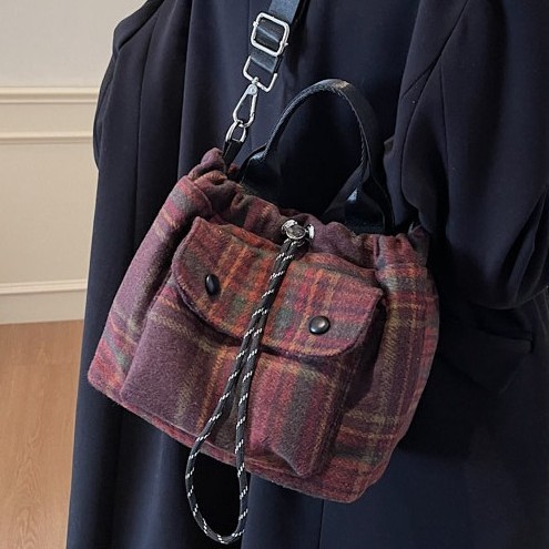 Cross-border striped checkered tote bag for women 2024 autumn/winter, woolen crossbody bag, casual drawstring single-shoulder bag, handbag Application Scenario