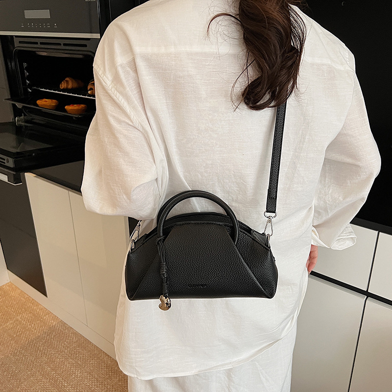 2025 New Korean-style pleated, stylish casual hand-held small square bag for women, a solid color single-shoulder crossbody bag with a sense of fashion and sophistication Application Scenario