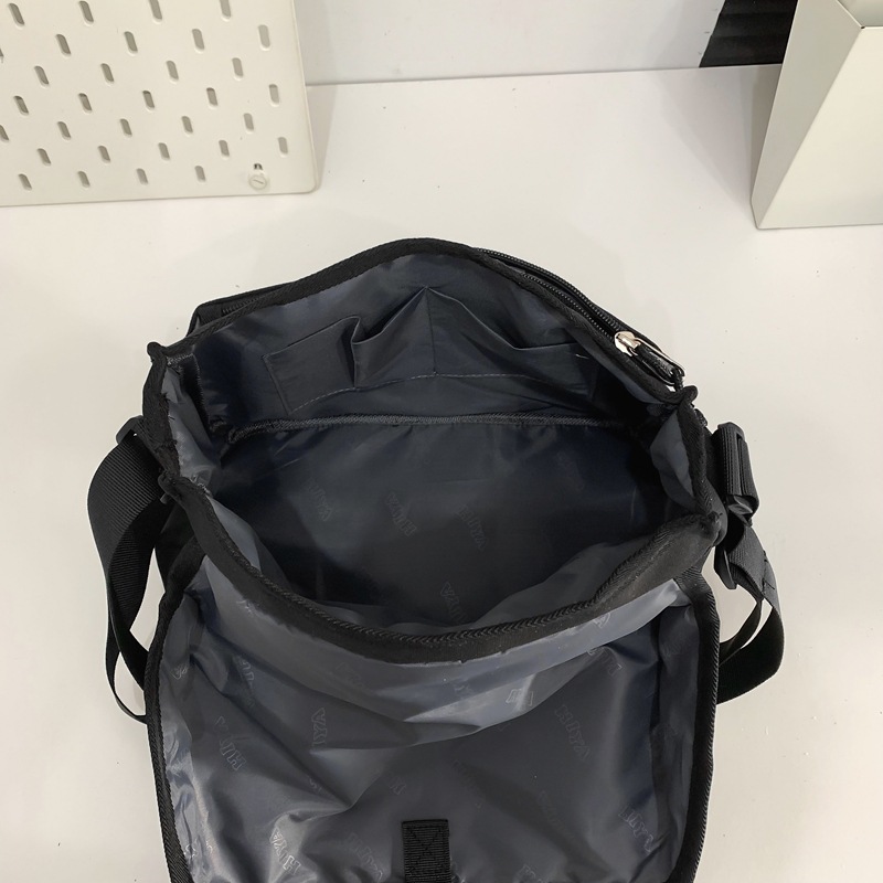 Japanese-style Instagram trendy men's crossbody bag, large-capacity casual workwear style couple single-shoulder bag, college student class postman bag Application Scenario