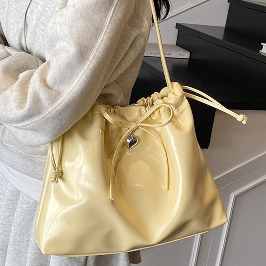 A simple and large-capacity drawstring underarm bag for women, a new spring 2025 fashion single-shoulder bag, a Korean style trendy tote bag full figure